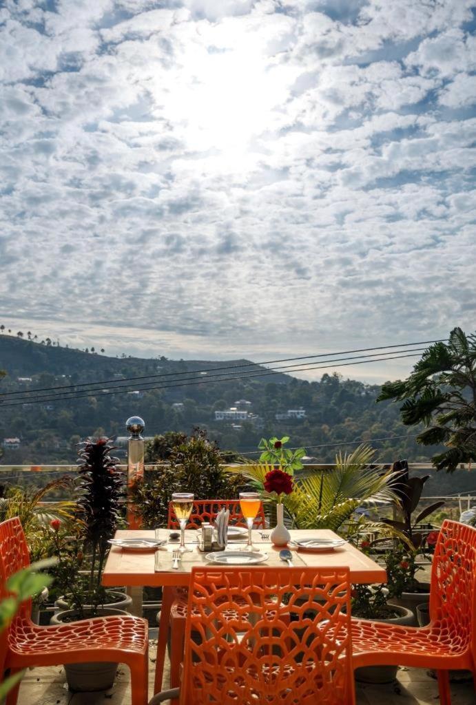 The Walnut Creek Hotel Bhimtal Bagian luar foto